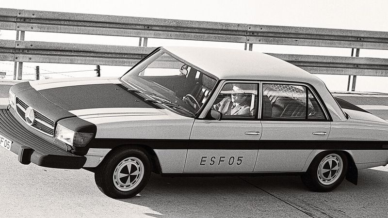 Um Raum für Deformationen zu gewinnen, haben die Ingenieure beim ESF 05 einen V6-Versuchsmotor entwickelt. Die Front- und Heckscheibe aus Verbundglas haben sie mit der Karosserie fest verklebt. (Bild: Daimler AG)