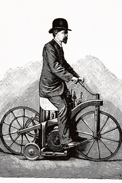 Wilhelm Maybach auf dem im Jahr 1885 von Gottlieb Daimler zum Patent angemeldeten Reitwagen. Dieses erste Motorrad der Welt diente als Versuchsträger für den schnell laufenden Viertaktmotor, den Daimler und Maybach erfunden hatten. (Mercedes-Benz AG)