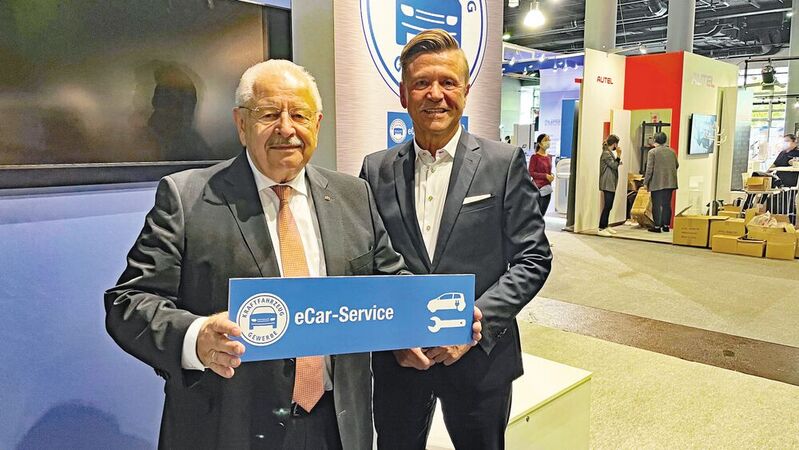ZDK-Präsident Jürgen Karpinski und Vizepräsident Wilhelm Hülsdonk präsentierten auf der Automechanika Digital Plus das neue eCar-Service-Innungsschild des Kfz-Gewerbes.