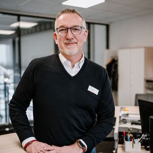 Andreas Wölk bleibt Standortleiter in Minden und verantwortet als Brand Manager nun auch die Geschäftsentwicklung für die Marken Renault, Dacia und Alpine in der Auto-Mattern-Gruppe.(Bild:  Auto Mattern)