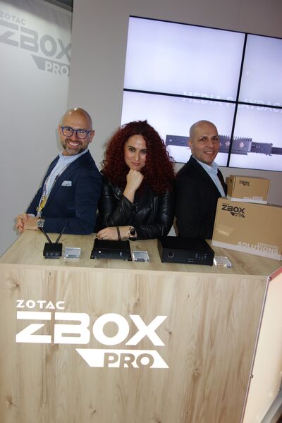 Neue ZOTAC Produktserie ZBOX! Besa, IT-BUSINESS, mit Maciej Wieczorek und Zisis Kasparidis, ZOTAC. (Bild: IT-BUSINESS)