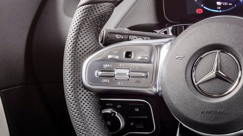 7. Der adaptive Tempomat: Der Testwagen war mit dem adaptiven Abstandsassistenten Distronic ausgestattet. Damit ist ein bequemes Mitschwimmen im Verkehr möglich. Einzige Einschränkung: Das System bezieht auch die Tempolimits in seine Geschwindigkeitsregelung ein. Das ist so lange gut, wie das Limit niedriger ist als die eingestellte Geschwindigkeit. Doch wenn der Fahrer nun einmal nur 100 km/h fahren will, zum Beispiel um Strom zu sparen, dann sollte die Distronic auch nicht bei jedem 130er Schild automatisch beschleunigen.  Andererseits: Im „Eco“-Fahrmodus regelt der EQA bei 130 km/h ab. Überstimmt man dies nun per Kickdown – dessen Druckpunkt unangenehm hart eingestellt ist –, ruckt das Fahrzeug grob nach vorne. Das könnte man sicher eleganter lösen. (Bild: Mercedes-Benz)