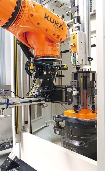Der Roboter wechselt nach Fertigstellung eines kompletten Auftrags bei Bedarf die Paletten mit den Vorrichtungen in der Maschine und übernimmt überdies die Aufspannungen der Werkstücke auf den Vorrichtungen. (Bild: Martinus Menne)