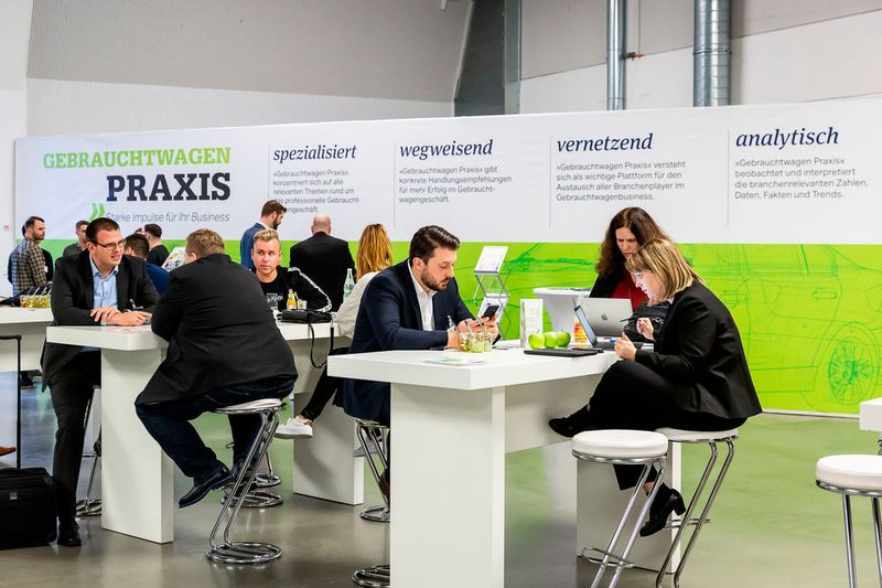 Viele Kongressteilnehmer nutzten den Bereich zwischen Ausstellung und Tagungs-Arena, um zwischendurch Mails zu checken oder zu arbeiten. (Bild: Stefan Bausewein)