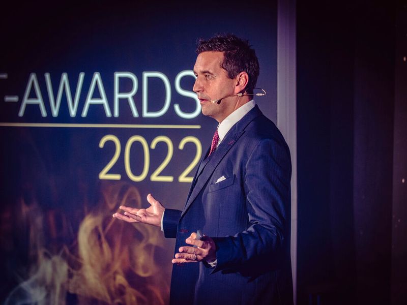 Zwischendurch lädt Ralf Schmitt der Auflockerung halber zum Quizzen ein. In 15 Raterunden setzt sich schließlich … (Bild: krassevideos.de / VIT)