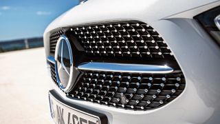 Die Mercedes-Führung ist der Ansicht, auf die A-Klasse verzichten zu können – im Bild der Grill eines A 180 d AMG-Line. (Bild: Hersteller)