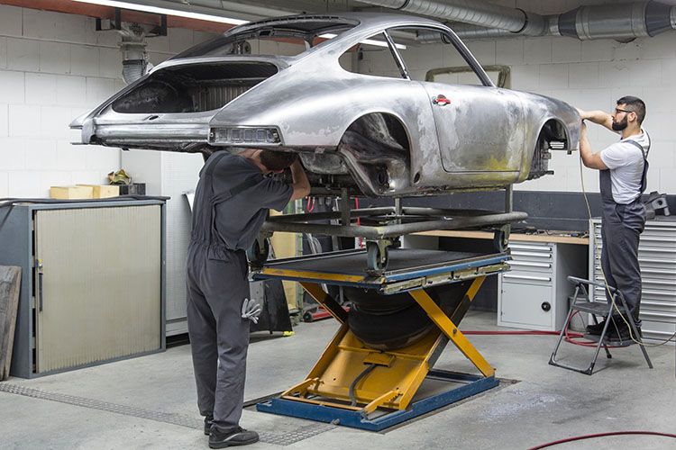 Der übrig gebliebene Torso ging zum Entrosten und Entlacken ins chemische Vollbad. Dieses Verfahren ist sehr viel schonender als alle mechanischen Verfahren, die mit Strahlgut arbeiten. Dabei präsentierte sich Nummer 57 unangetastet im Original. (Bild: Porsche)