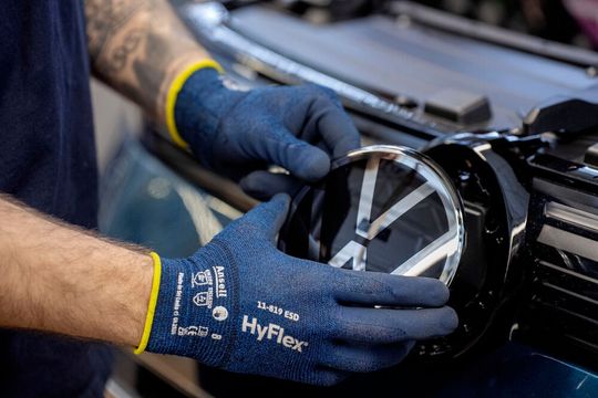 Heute war bei VW viel los! Zum einen musste man berichten, dass der Gewinn auch im zweiten Quartal nicht besser wurde. Zum anderen will der Volkswagen-Chef Oliver Blume jetzt bis zum Jahresende das umstrittene Sparpaket aktiv werden lassen ...(Bild:  Volkswagen)