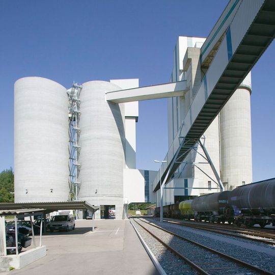 Baustoffe sind an sich leicht durch die Radarfüllstandmesstechnik zu detektieren, die Einbauten in den Silos führen jedoch zu Störsignalen. Baustoffe sind an sich leicht durch die Radarfüllstandmesstechnik zu detektieren, die Einbauten in den Silos führen jedoch zu Störsignalen.