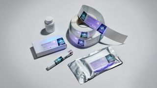 Manipulationssichere Haftetiketten: Erst unter UV-Licht sind die verdeckten Sicherheitsmerkmale lesbar – verwendet werden eine spezielle Farbe und das Digitaldruck-Verfahren. (Bild: Faller Packaging)