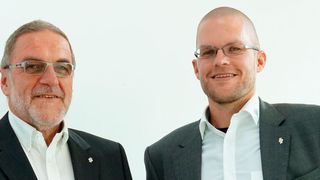 Markus Echtermeyer (rechts) stellt sich auf der Messe als Nachfolger seines Vaters Peter Echtermeyer vor. (EHP Blechbearbeitungsmaschinen)