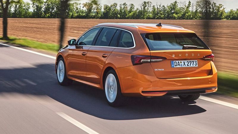 Neue Front- und Heckschürzen verlängern sowohl Kombi als auch Limousine um neun Millimeter. (Bild: Skoda)