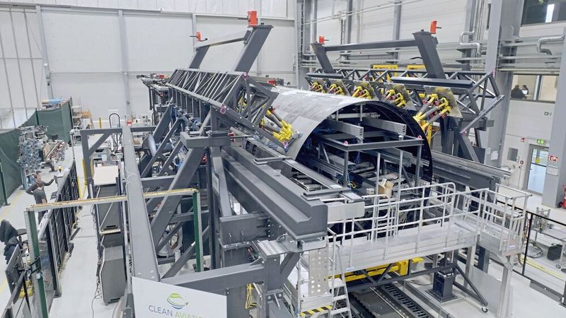 Ein Rumpfsegment aus thermoplastischen CFK-Werkstoffen wurde erstmals in einem Forschungsprojekt in Originalgröße hergestellt. Das sollte die fundierte Bewertung von Machbarkeit sowie ökologischer und ökonomischer Vor- und Nachteile ermöglichen. Die Rumpftonne aus thermoplastischem Verbundwerkstoff wiegt deutlich weniger als heute übliche Sektionen. (Bild: Clean Aviation)