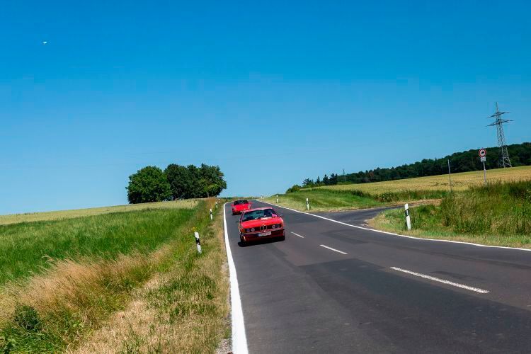 Mehr als 30 Young- und Oldtimer nahmen in diesem Jahr an der halbtägigen Ausfahrt teil. (Stefan Bausewein)