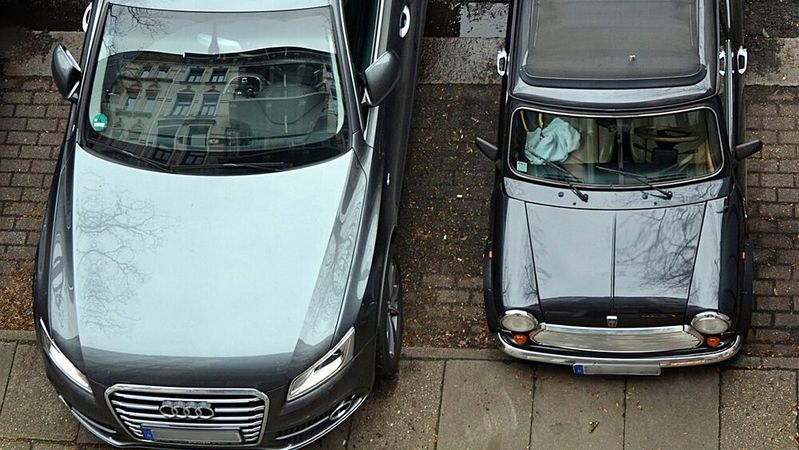 Der Streit um größere Fahrzeuge, die beim Parken in den Innenstädten mehr Platz benötigen, beschäftigt auch das Kfz-Gewerbe Hessen. Die DUH fordert für SUVs höhere Parkgebühren.(Bild:  frei lizenziert /  Pixabay)