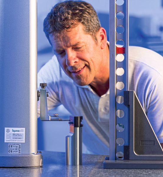 Präzision vor Ort beim Kunden oder im hauseigenen Mess- und Kalibrierlabor: Kunz precision AG ist akkreditiert für die Kalibrierung von Länge, Geradheit, Parallelität, Winkel, Rechtwinkligkeit, Ebenheit, Werkzeugmaschinen und Messmaschinen. (Kunz precision AG)