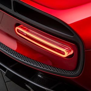 Heckleuchten mit „Racing Loop“-Motiv. Sie sind laut McLaren inspiriert von den Rückleuchten des M6GT.(Bild:  McLaren Automotive / James Lipman)
