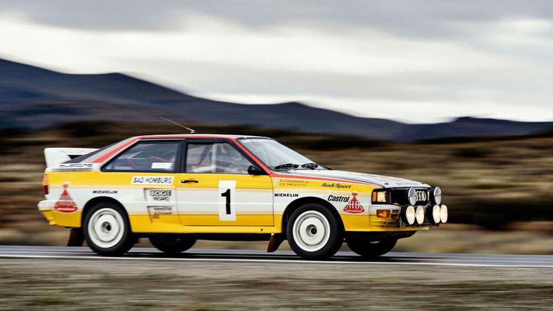 Bei der Rallye Korsika 1983 startet Audi erstmals mit dem Audi quattro A2, Gruppe B. Sein 2,1-Liter-Reihen-Fünfzylinder mit Turboaufladung leistet 265 kW (360 PS) bei 6.500 Umdrehungen pro Minute und entwickelt 450 Newtonmeter Drehmoment bei 4.000 Touren. Zum Ende der Saison gewinnt der Finne Hannu Mikkola mit diesem Auto den Fahrertitel. Ein Jahr später setzt der Schwede Stig Blomqvist den Erfolg fort: Er wird Fahrerweltmeister und Audi zum zweiten Mal nach 1982 Marken-Rallye-Weltmeister. (Bild: AUDI AG)