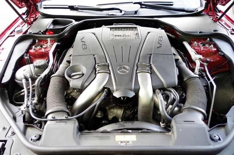 Viel Plastik im Motorraum des SL 500. (Bild: Patrick Broich/SP-X)