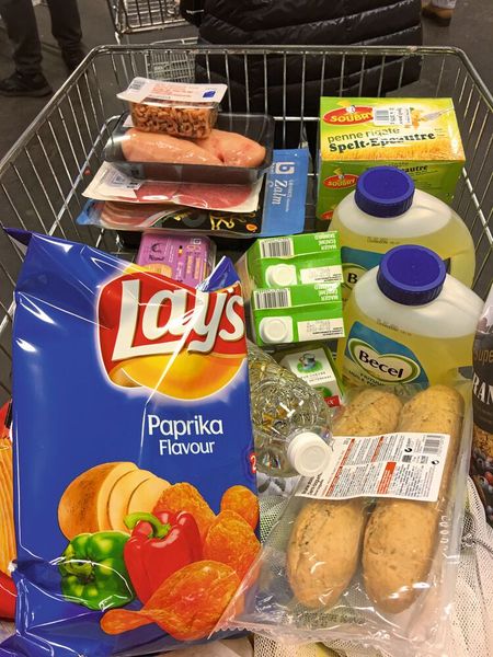 La quasi totalité des biens de consommation alimentaires utilisent du plastique comme emballage. (Source : PICC)