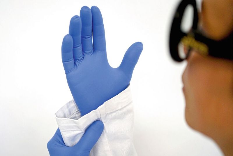 8. Regelmäßige Inspektionen sind Pflicht Prüfen Sie Handschuhe vor Gebrauch durch Aufblasen, um Mikrolöcher zu erkennen sowie durch visuelle Kontrolle. Achten Sie auf Anzeichen von Verschlechterung wie Verfärbungen, Sprödigkeit, Risse, Durchstiche oder Texturveränderungen, die die Schutzbarriere beeinträchtigen könnten.  (Bild: Starlab)