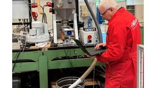 Messvorgang im Institutslabor FMDauto am Prototyp der zu entwickelnden Schüttgutförderanlage. (Bild: Hochschule Düsseldorf)