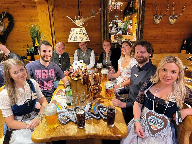 (v. l.) Verena Lenz (Ingram Micro), Ghaith Ghoka (MIFCOM), Robert Maier, Benjamin Knupke, Swantje Holzmann und Sophia Festl (Ingram Micro), Christian Ambros (MIFCOM) und Mijou Haas (Ingram Micro) (Bild: Vogel IT-Medien GmbH)