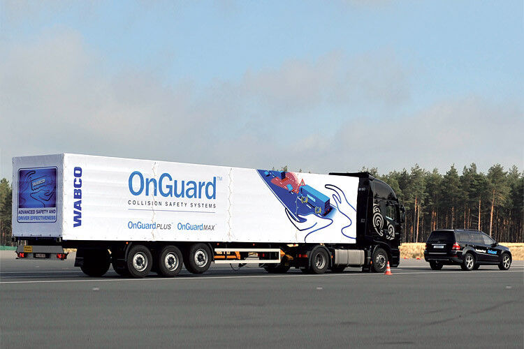 Das Fahrerassistenzsystem OnGuardPlus von Wabco warnt den Fahrer vor drohenden Kollisionen und bremst im Bedarfsfall autonom bis zum Stillstand. (Foto: Wabco)