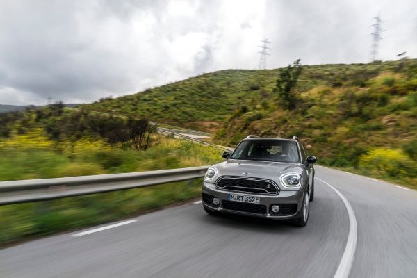 Der MINI Cooper S E Countryman ALL4 ist der erste Mini, bei dem ein Plug-in-Hybrid-Antrieb die Möglichkeit zu rein elektrischer und damit lokal emissionsfreier Mobilität eröffnet. (Mini)