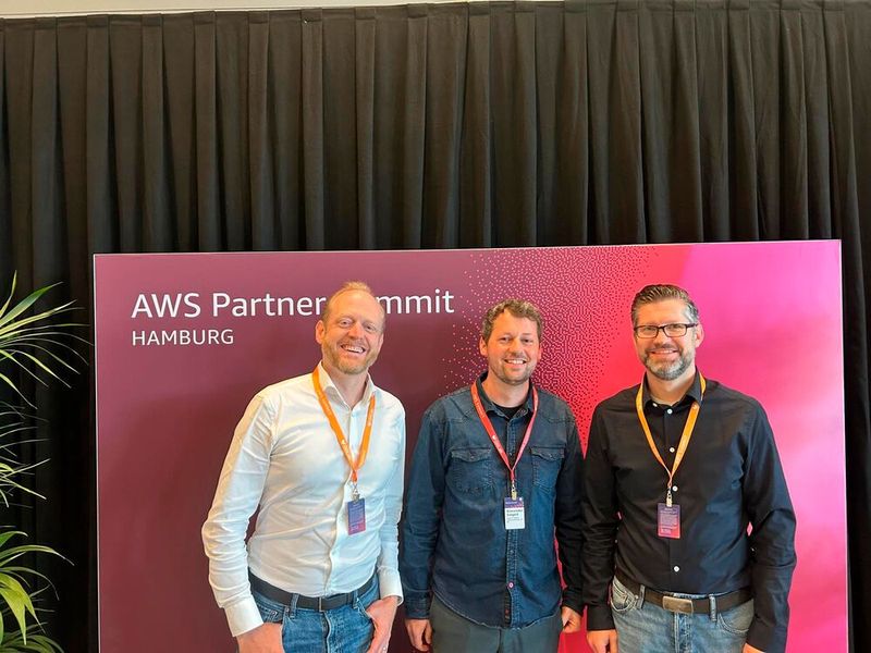 Die Vorbereitunen für den nächsten AWS Channel Guide laufen: (v. l.) Richard Sappe (AWS), Alex Siegert (IT-BUSINESS) und Christian Elsenhuber (AWS) (Bild: Vogel IT-Medien)