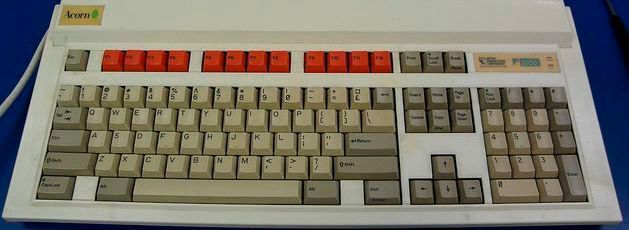 Der Acorn Archimedes A3000 ist klassischen Tastaturcomputern wie dem Atari ST und dem Amiga 500 nachempfunden. Das rechte Typschild trägt das Logo „British Broadcasting Corporation Microcomputer System“