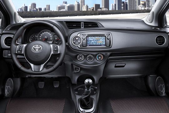 Die im Vorgängermodell recht ausgefallene Anordnung der Instrumente ist einer konservativen, auf den Fahrer orientierten Ausrichtung gewichen.  (Toyota)