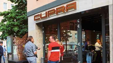 Der Cupra-Store soll die Laufkundschaft in und aus der Fußgängerzone ansprechen. (Bild: Feser-Graf)