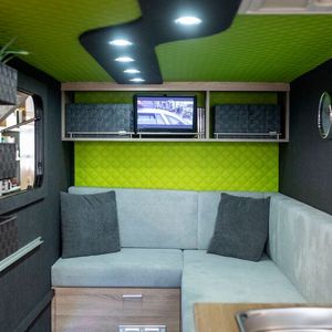 Kuden können sich die Inneneinrichtung individuell gestalten lassen: Von Wänden über Oberflächen der Einbaumöbel bis zu Polsterbezügen.(Bild:  Humbaur)