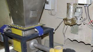 Der gravimetrische Mikrodosierer besteht aus einem Vorratsbehälter und einem Wiegebehälter mit Auflockerungseinheit sowie einer Austragschnecke. (Bild: MTS)