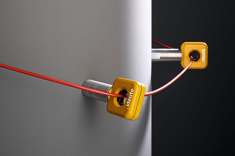 So werden Seilzug-Notschalter kurvengängig: mit den Umlenkrollen Multiflex 4R von Steute.  (Bild: Steute Technologies GmbH & Co. KG)