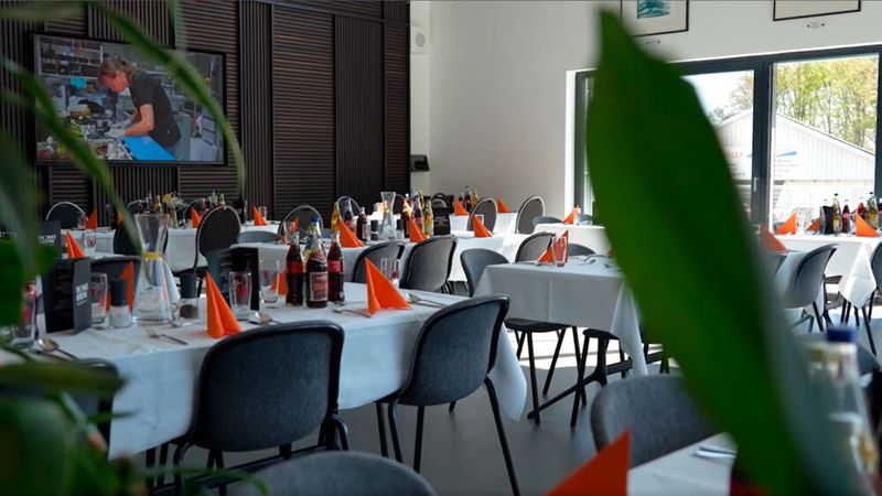 Abbildung 12: Nach Aussagen der Vorstände ist das der beliebteste neue Raum, doch sowohl im alten sowie im neuen Gebäudeteil: die Kantine. Zur Eröffnung war festlich dekoriert.  (Bild: Thomas-Krenn AG)