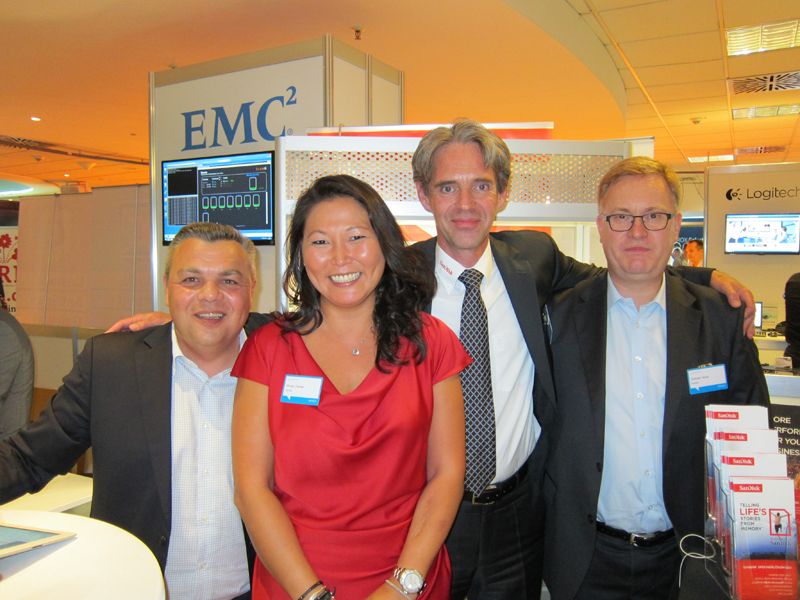 Miriam Franke, SanDisk, mit ihren Kollegen (v. l.): Jan Christiansen, Christian Velroyen und Dietmar Hinze (Bild: IT-BUSINESS)