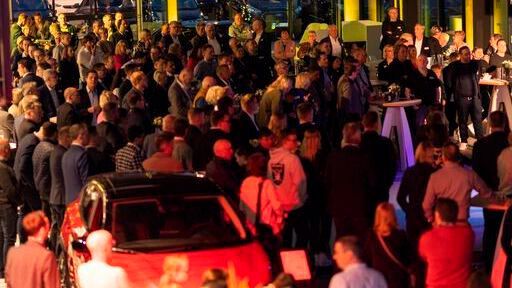 ... nahmen mehrere Hundert geladene Gäste teil. (Bild: Autohaus Osseforth)