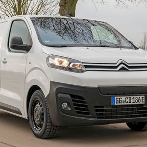 Die Höchstgeschwindigkeit der beiden elektrischen Transporter (hier abgebildet der E-Jumpy) ist auf 130 km/h begrenzt.(Bild:  Citroën)