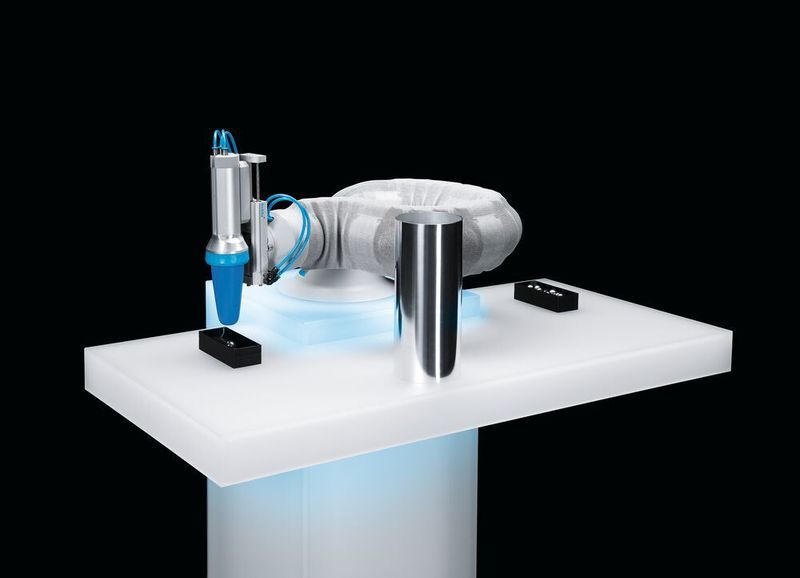 Der Bionic Soft Arm als klassische SCARA-Anwendung mit Pick-and-Place-Aufgabe: Er kann auch auf engstem Raum um Hindernisse herum arbeiten. (Festo)