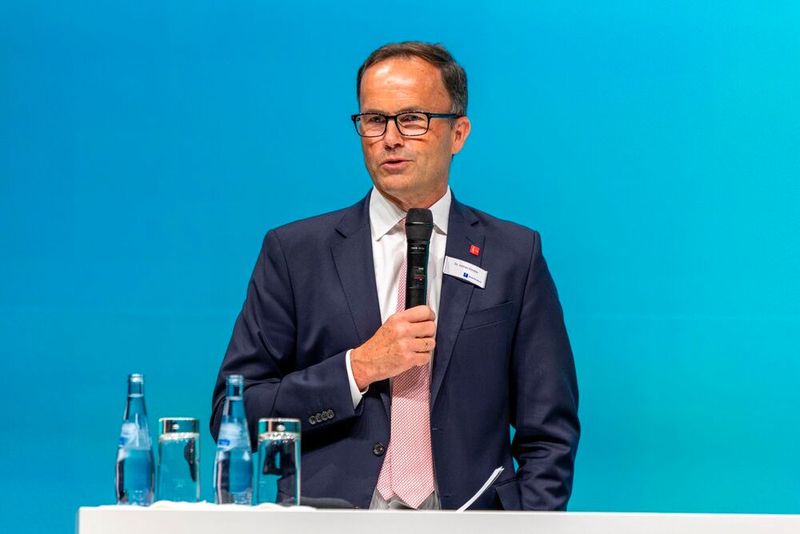 Jochen Köckler, CEO der Deutschen Messe AG, betonte in seiner Begrüßung, dass die Hannover Messe als weltweit größtes Forum der Industrie Jahr für Jahr zeige, wie viel Innovation und Wettbewerbsfähigkeit auch unter schwierigen Bedingungen möglich sei. (Bild: bundesfoto/Bernd Lammel)