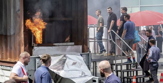 „Erlebnis Brandschutz“ bietet Live-Vorführungen im Innen- und Außenbereich der Messe.(Bild: NürnbergMesse/Thomas Geiger)
