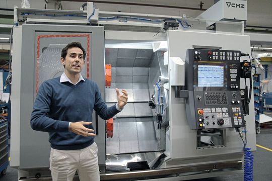 Javier Zumarraga, responsable des ventes et du marketing chez CMZ, devant la toute nouvelle TTL 66 avec automatisation Gantry du quatuor Eichenberger, qui était sur le point d'être livrée au moment de la visite.(Source : Nastassja Neumaier)