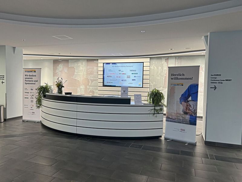  Die Ruhe vor dem Sturm. Gleich kommen Sie, die Teilnehmer des 20igsten Pumpenforums. Networking, Diskussionen, 18 Aussteller und zwei Tage geballtes Pumpenwissen erwarten die 130 Teilnehmer der Förderprozessforen, das unschlagbare  Duo aus  Pumpen- und Wasserstoff- Forum.  (Bild: Bausenwein)