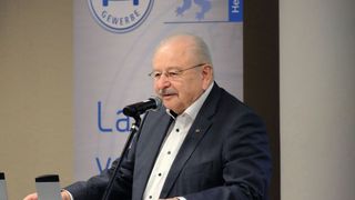 Jürgen Karpinski, Präsident des hessischen Kfz-Gewerbes, sprach sich auf der Mitgliederversammlung für den Einsatz von E-Fuels aus und erinnerte an das Versprechen von Bundesverkehrsminister Volker Wissing. (Bild: Zietz – »kfz-betrieb«)