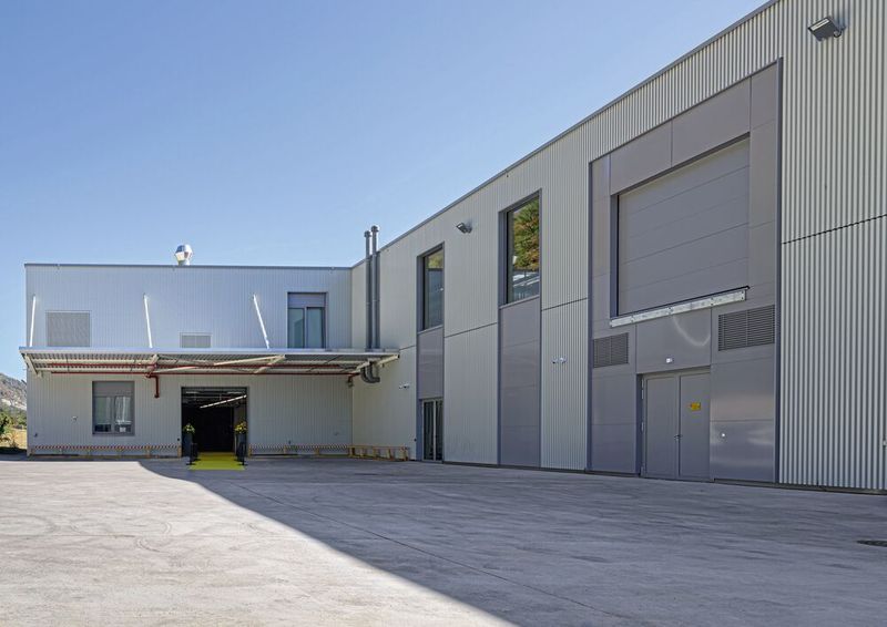 Blick auf das Harting Werk in Biel: Der Schweizer Standort wächst mit der neuen Werkserweiterung weiter. (Bild: Harting)