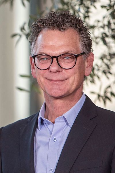 Nachfolger von Jörg Kipper als Sales Manager der Vertriebsgesellschaft Deutschland ist Axel Schümann. Schümann war viele Jahre in verschiedenen vertrieblichen Funktionen in der Festo Gruppe tätig.

Er war über mehrere Jahre in Festo Landesgesellschaften in verantwortlichen Positionen. Zuletzt verantwortete er als Sales Manager die Vertriebsaktivitäten in den Festo Landesgesellschaften Italien und Griechenland. Dort war er, unter anderem, für die Einführung unserer branchenorientierten Vertriebsorganisation verantwortlich. (Festo)