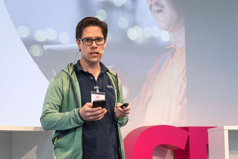 Tobias Rasbach, Business Owner Valve Monitoring, Siemens stellt das Digital Worker Konzept vor. (Bild: Bausewein / PROCESS)