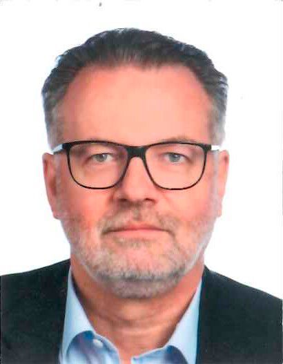 Auf dem Podium: Jürg Brand, CEO vonRoll infratec (holding) AG. (Bild: KMU Swiss AG)